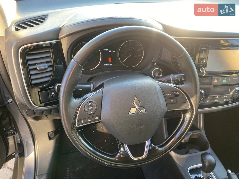 Внедорожник / Кроссовер Mitsubishi Outlander 2016 в Львове