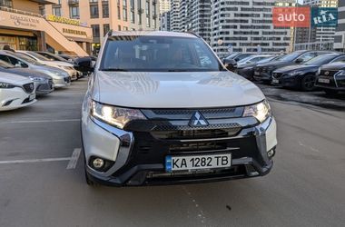 Внедорожник / Кроссовер Mitsubishi Outlander 2020 в Киеве