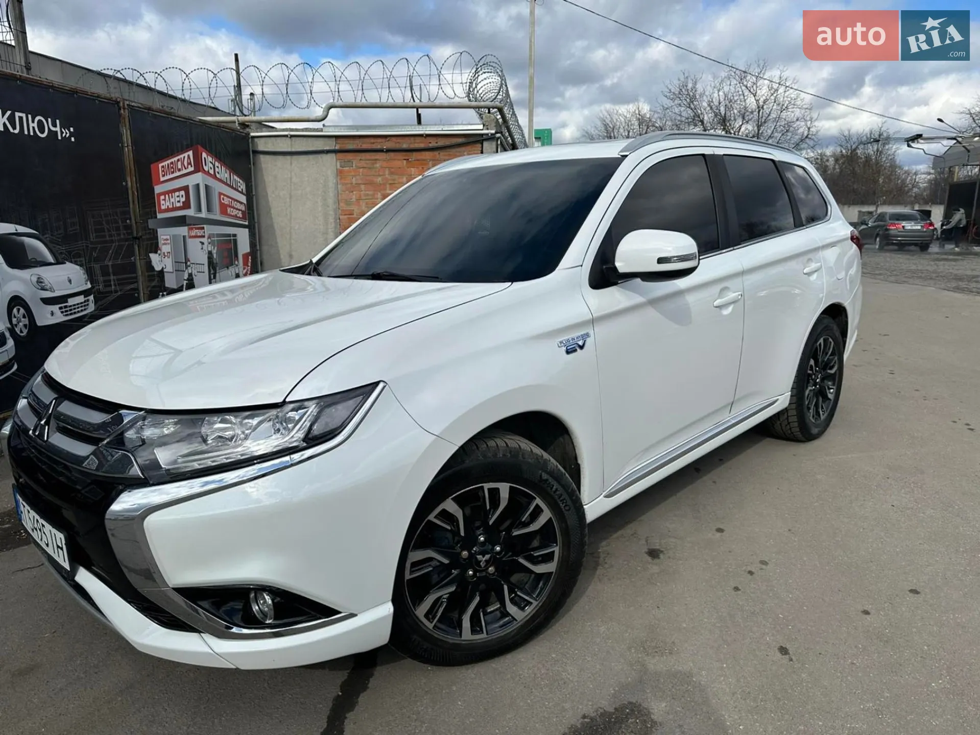 2017 Mitsubishi Outlander - фото 1