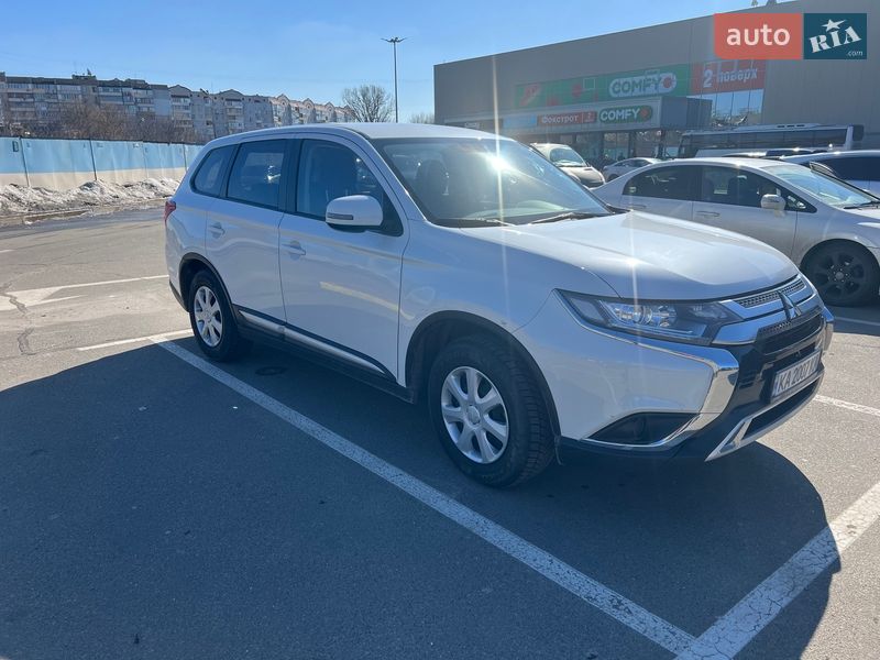 Внедорожник / Кроссовер Mitsubishi Outlander 2020 в Киеве