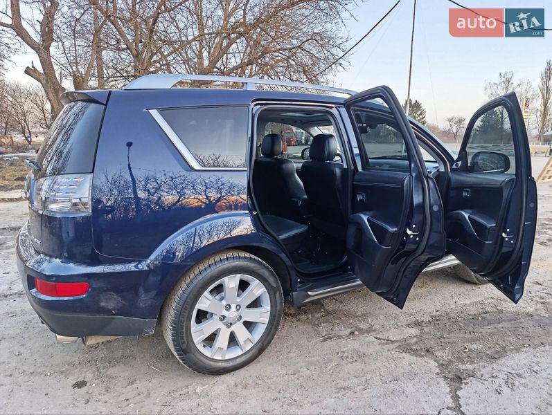 Внедорожник / Кроссовер Mitsubishi Outlander 2011 в Теофиполе