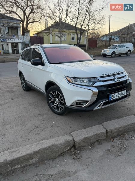 Внедорожник / Кроссовер Mitsubishi Outlander 2016 в Вознесенске
