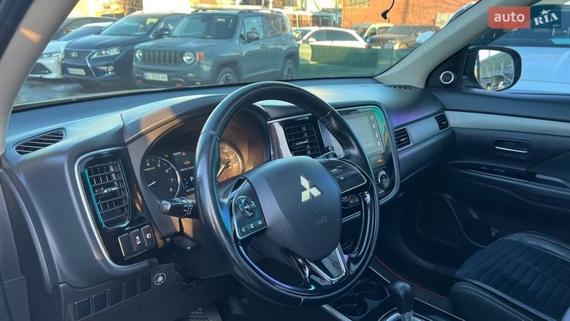 Внедорожник / Кроссовер Mitsubishi Outlander 2016 в Полтаве