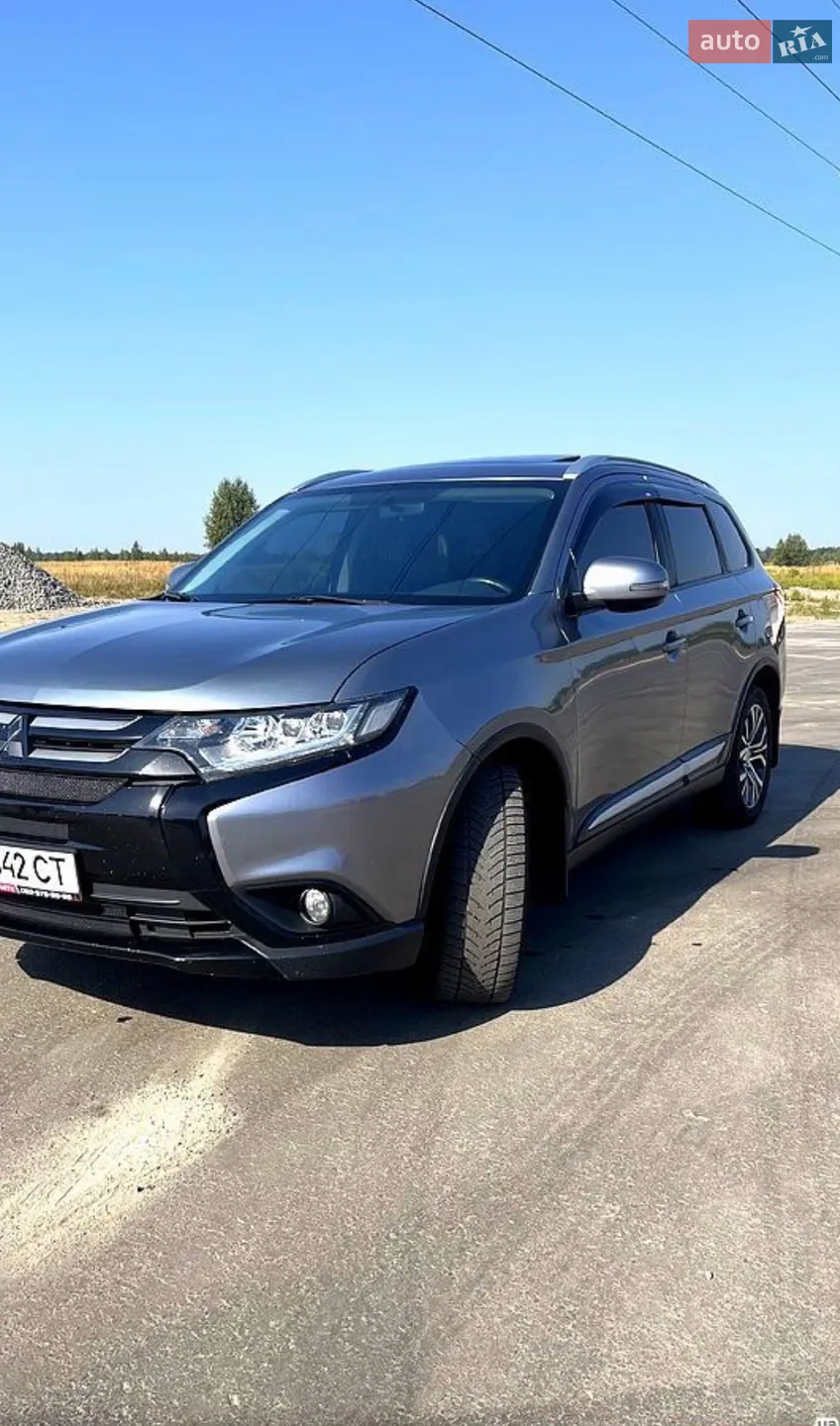 2017 Mitsubishi Outlander - фото 1
