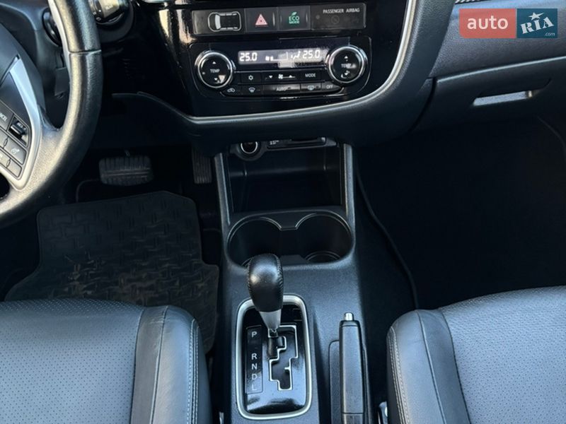 Внедорожник / Кроссовер Mitsubishi Outlander 2013 в Сарнах