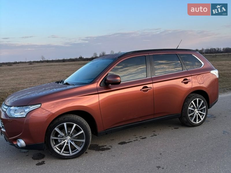 Внедорожник / Кроссовер Mitsubishi Outlander 2013 в Сарнах