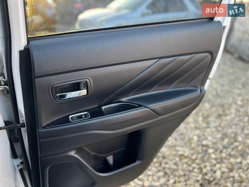 Внедорожник / Кроссовер Mitsubishi Outlander 2016 в Коломые