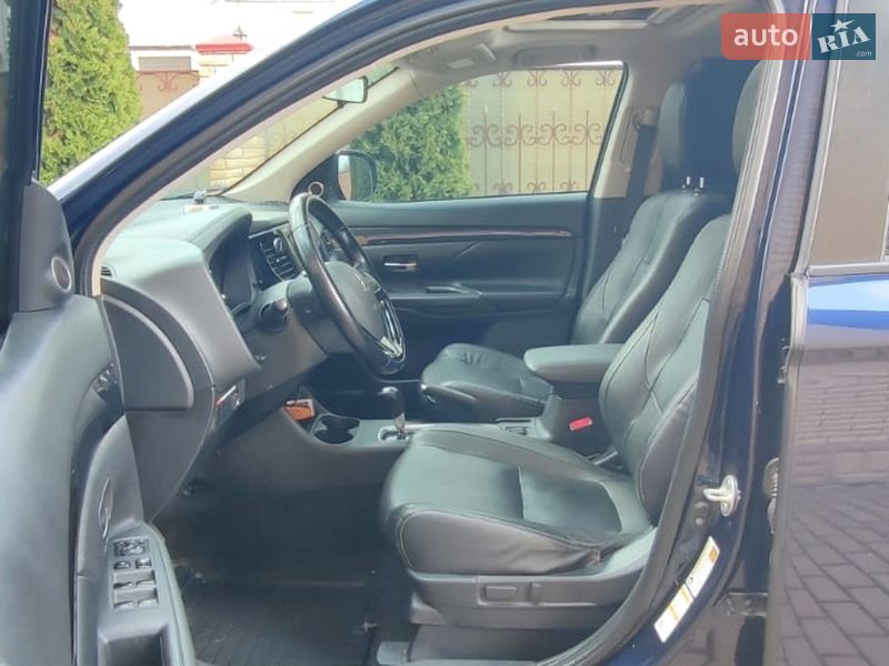 Внедорожник / Кроссовер Mitsubishi Outlander 2016 в Полтаве