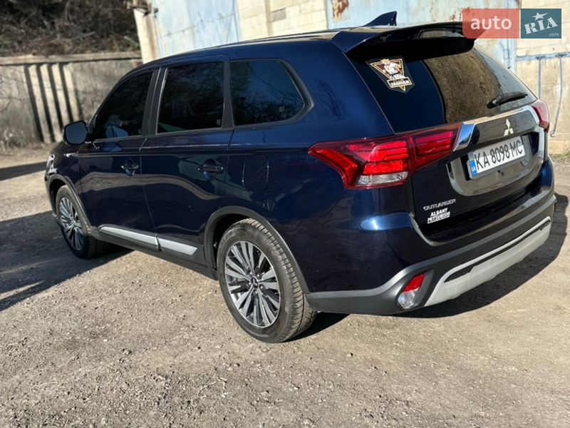Внедорожник / Кроссовер Mitsubishi Outlander 2020 в Киеве