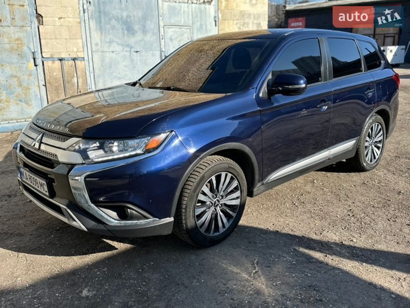 Внедорожник / Кроссовер Mitsubishi Outlander 2020 в Киеве