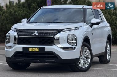 Внедорожник / Кроссовер Mitsubishi Outlander 2023 в Киеве