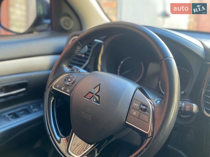 Позашляховик / Кросовер Mitsubishi Outlander 2017 в Львові