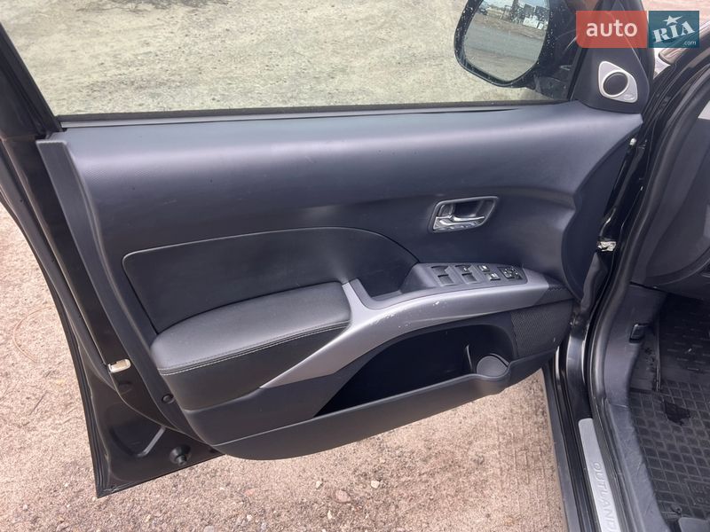 Позашляховик / Кросовер Mitsubishi Outlander 2008 в Києві