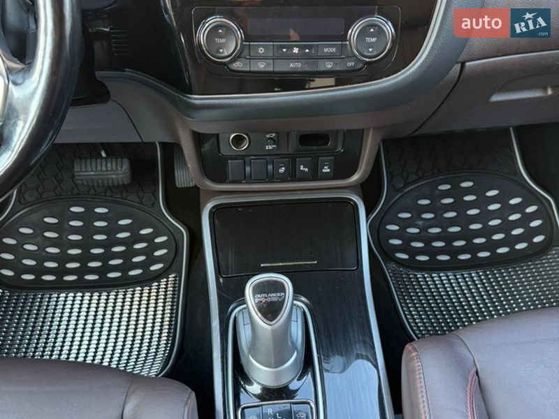 Позашляховик / Кросовер Mitsubishi Outlander 2017 в Чернівцях