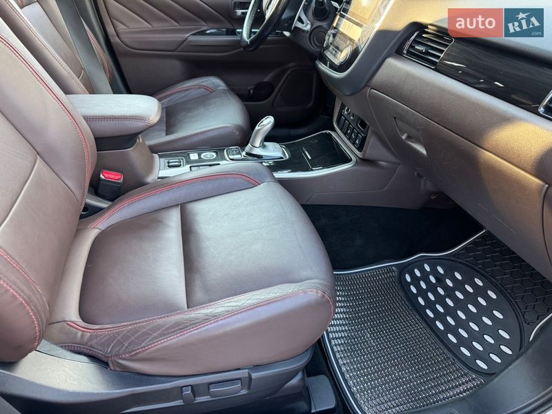 Позашляховик / Кросовер Mitsubishi Outlander 2017 в Чернівцях