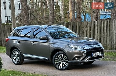 Внедорожник / Кроссовер Mitsubishi Outlander 2020 в Киеве