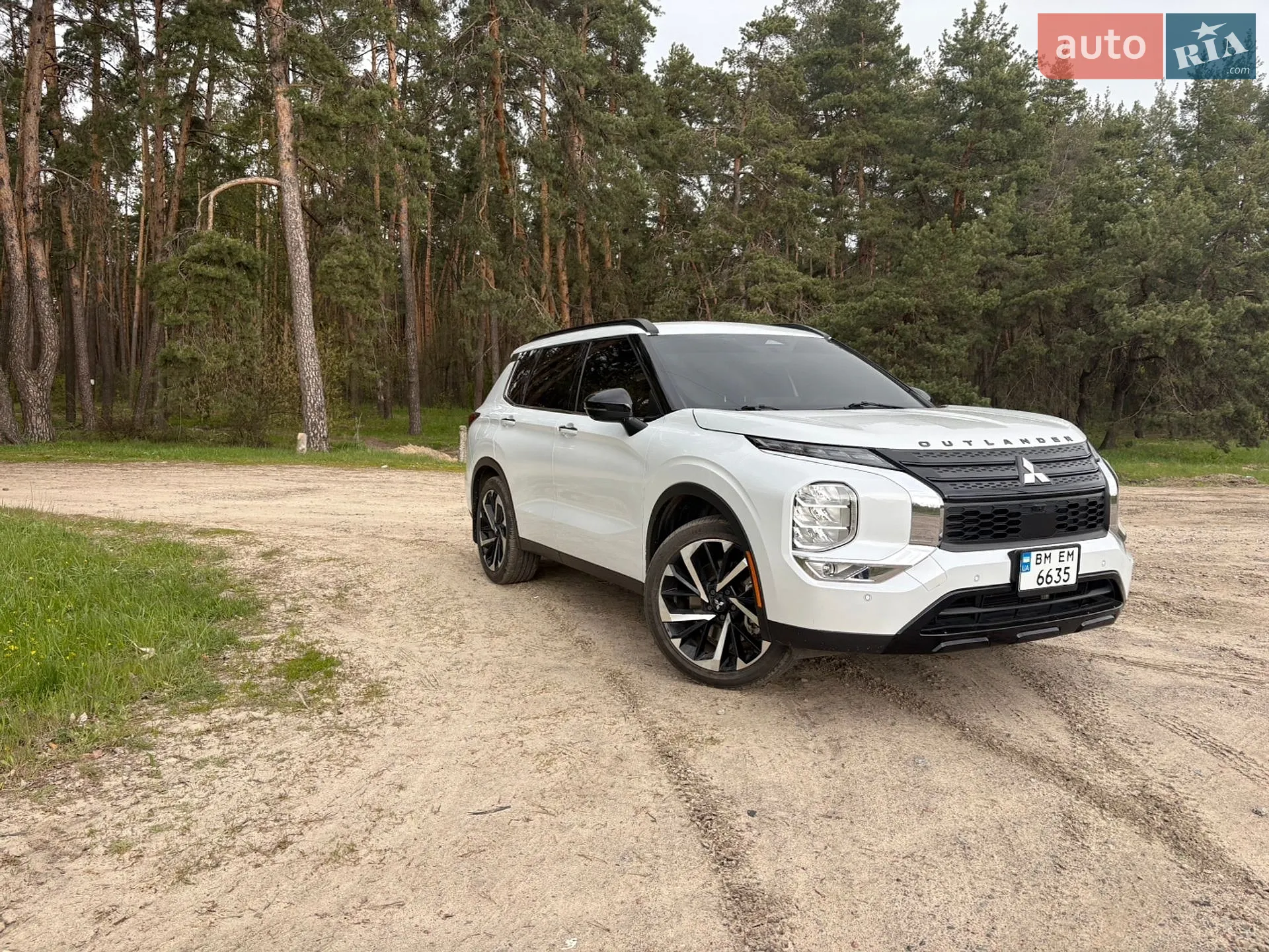 2022 Mitsubishi Outlander - фото 1
