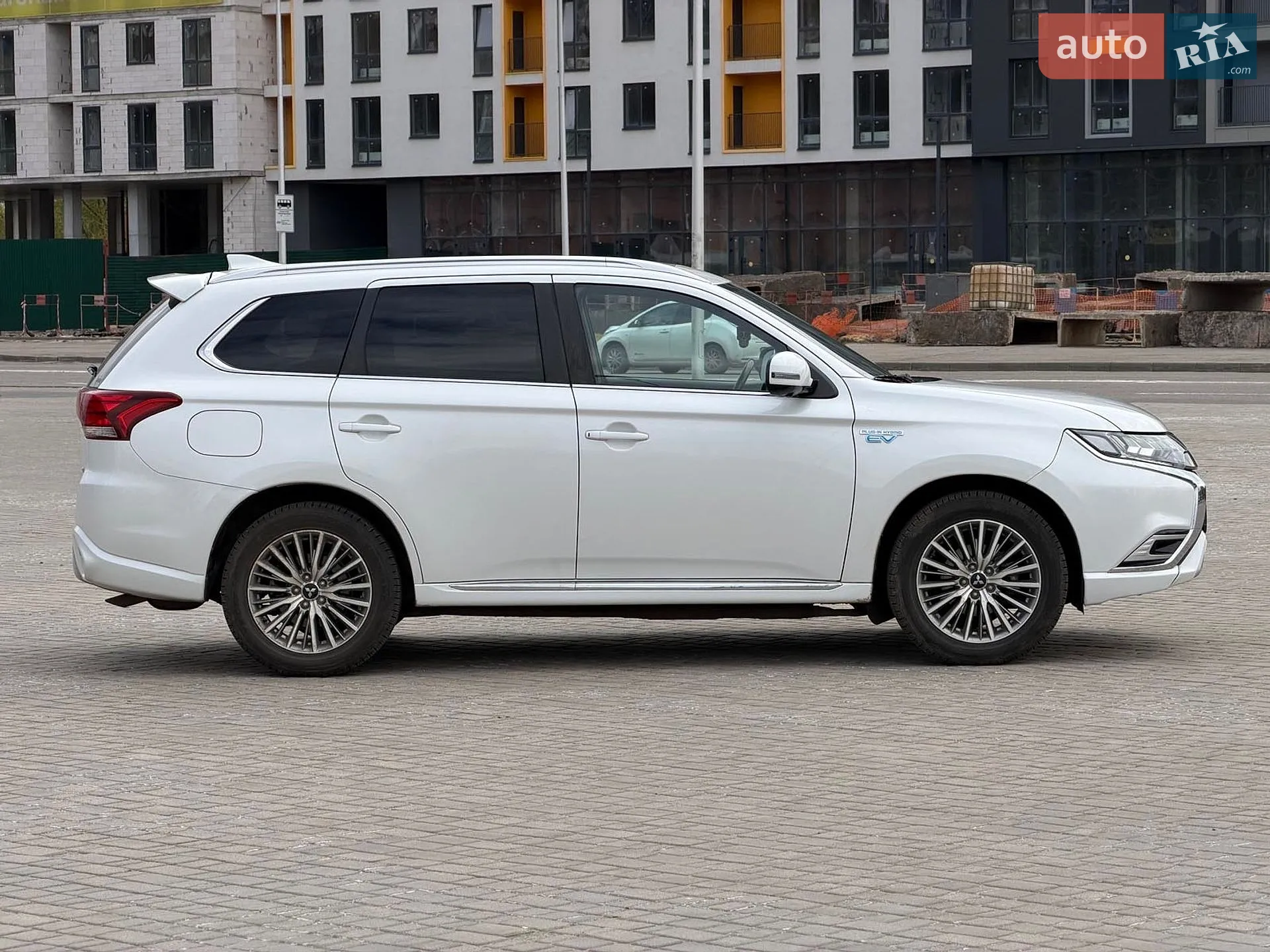 2020 Mitsubishi Outlander - мініатюра 8