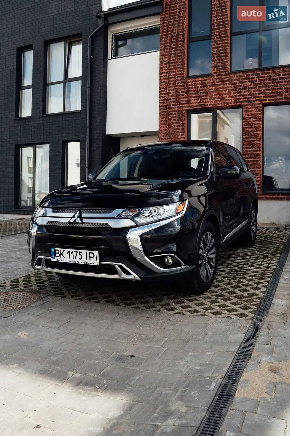2019 Mitsubishi Outlander - фото 1