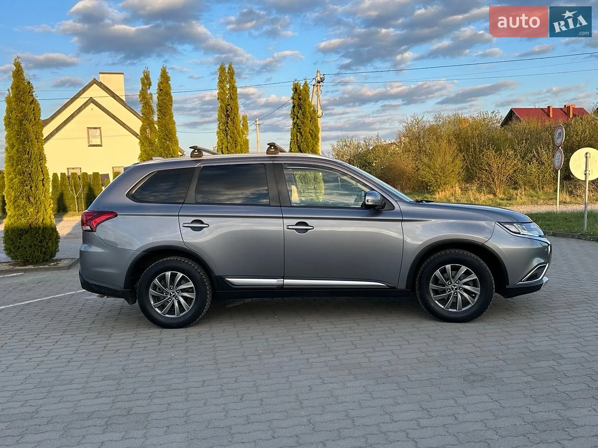 2017 Mitsubishi Outlander - фото 1