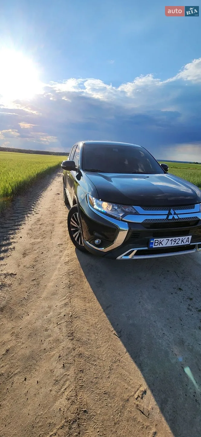 2020 Mitsubishi Outlander - фото 1