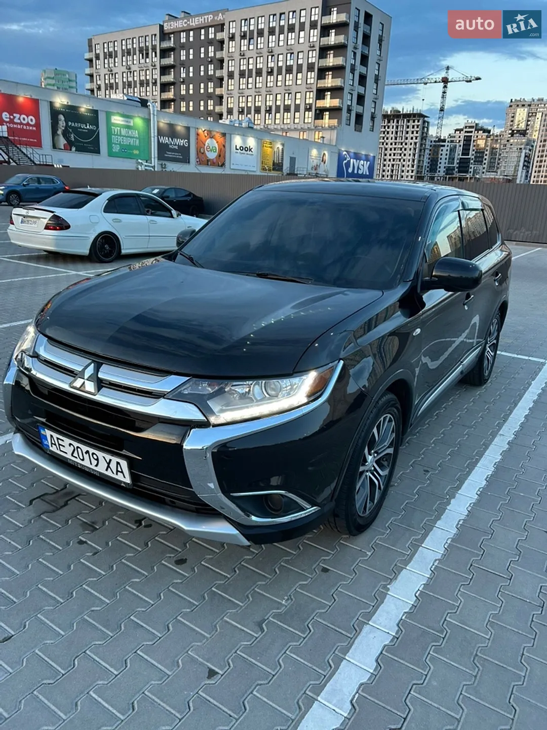 2017 Mitsubishi Outlander - фото 1