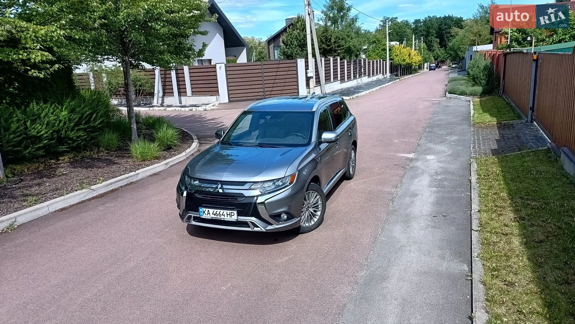 2022 Mitsubishi Outlander - фото 1