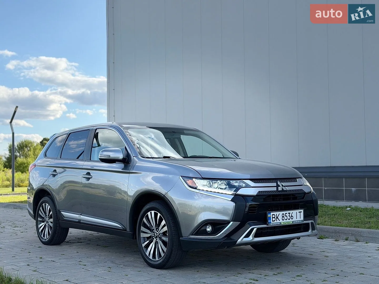2019 Mitsubishi Outlander - фото 1