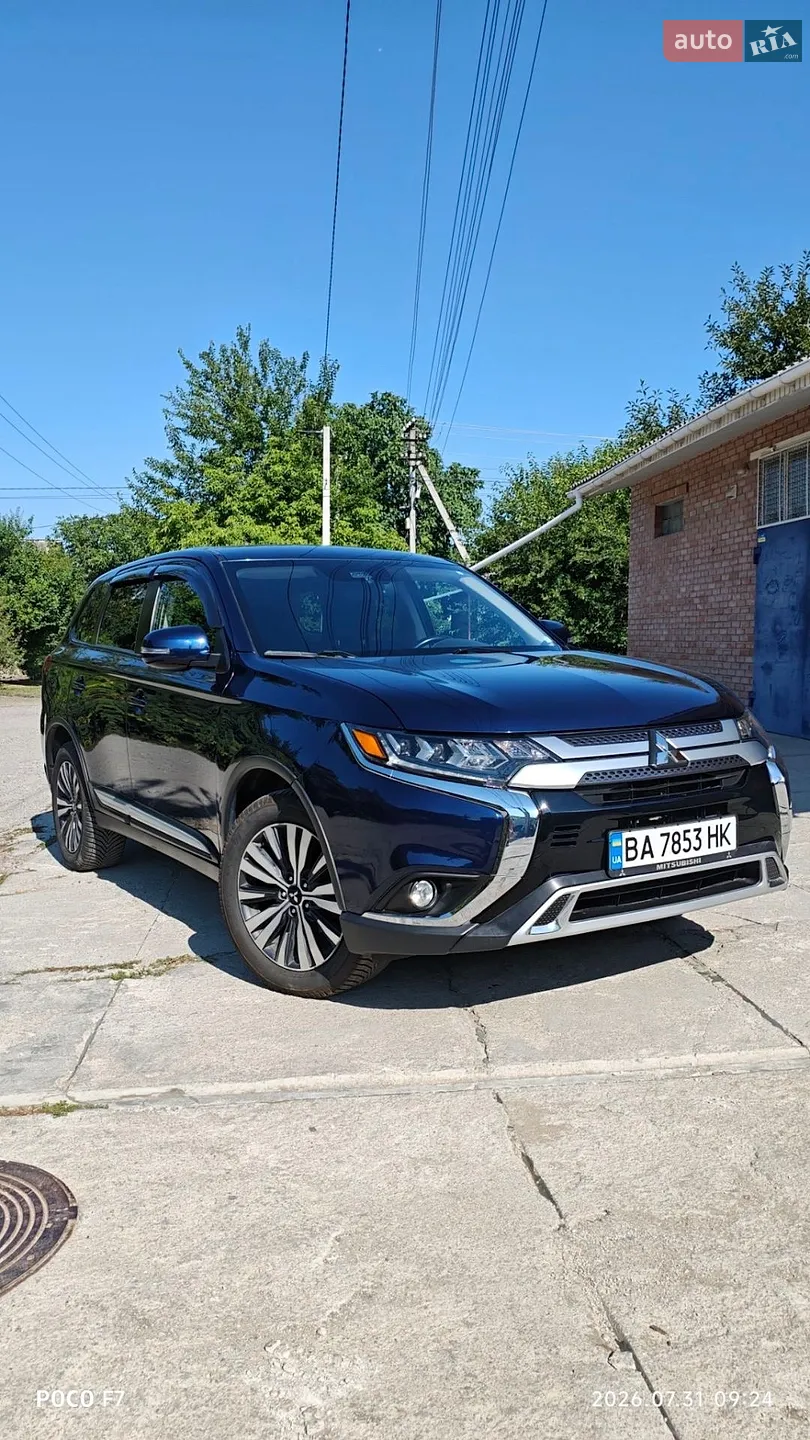 2020 Mitsubishi Outlander - фото 1