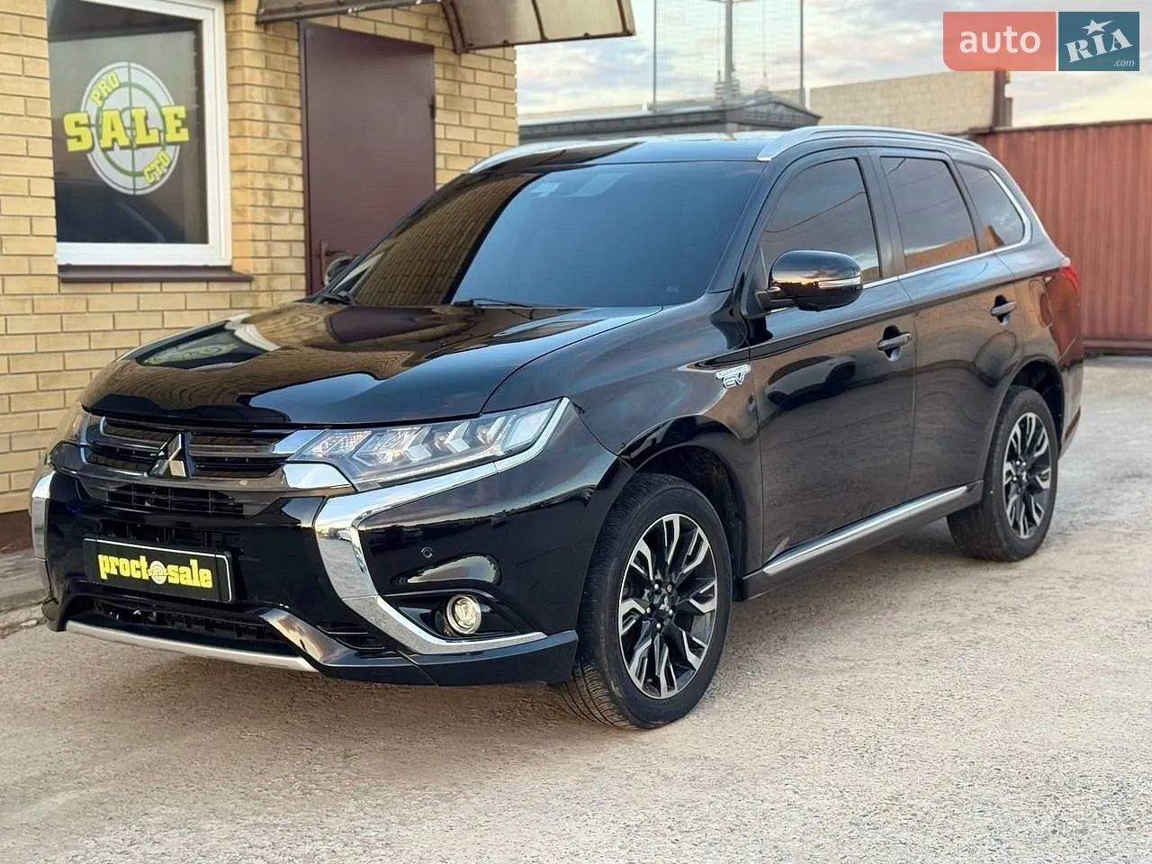 2018 Mitsubishi Outlander - фото 1