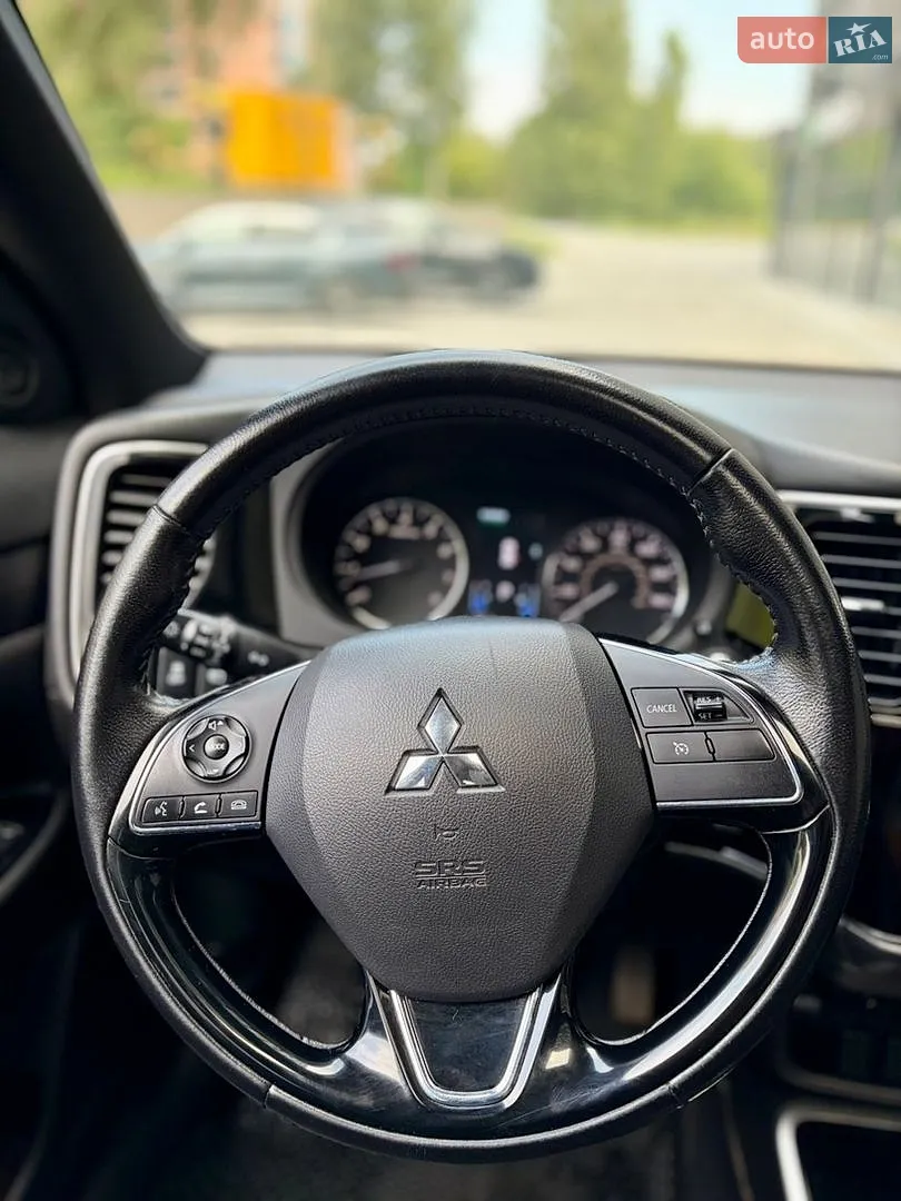 2017 Mitsubishi Outlander - мініатюра 16
