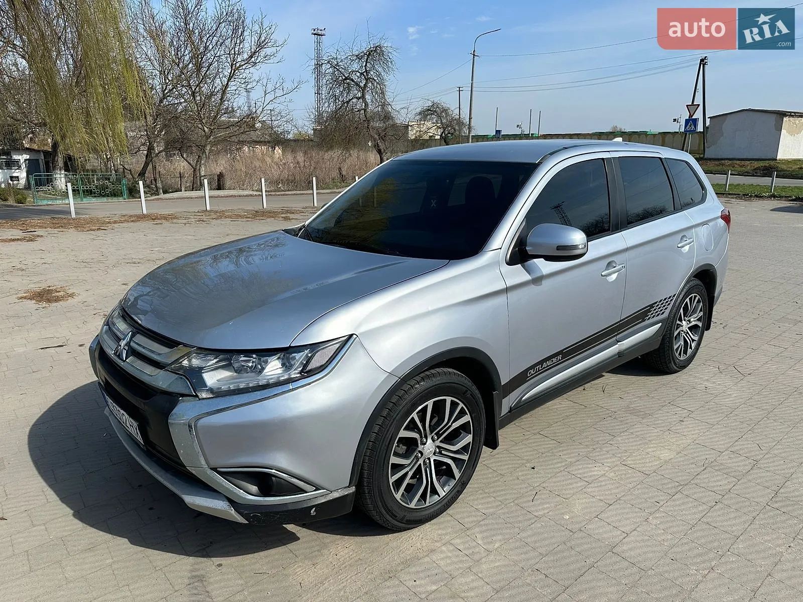 2017 Mitsubishi Outlander - фото 1