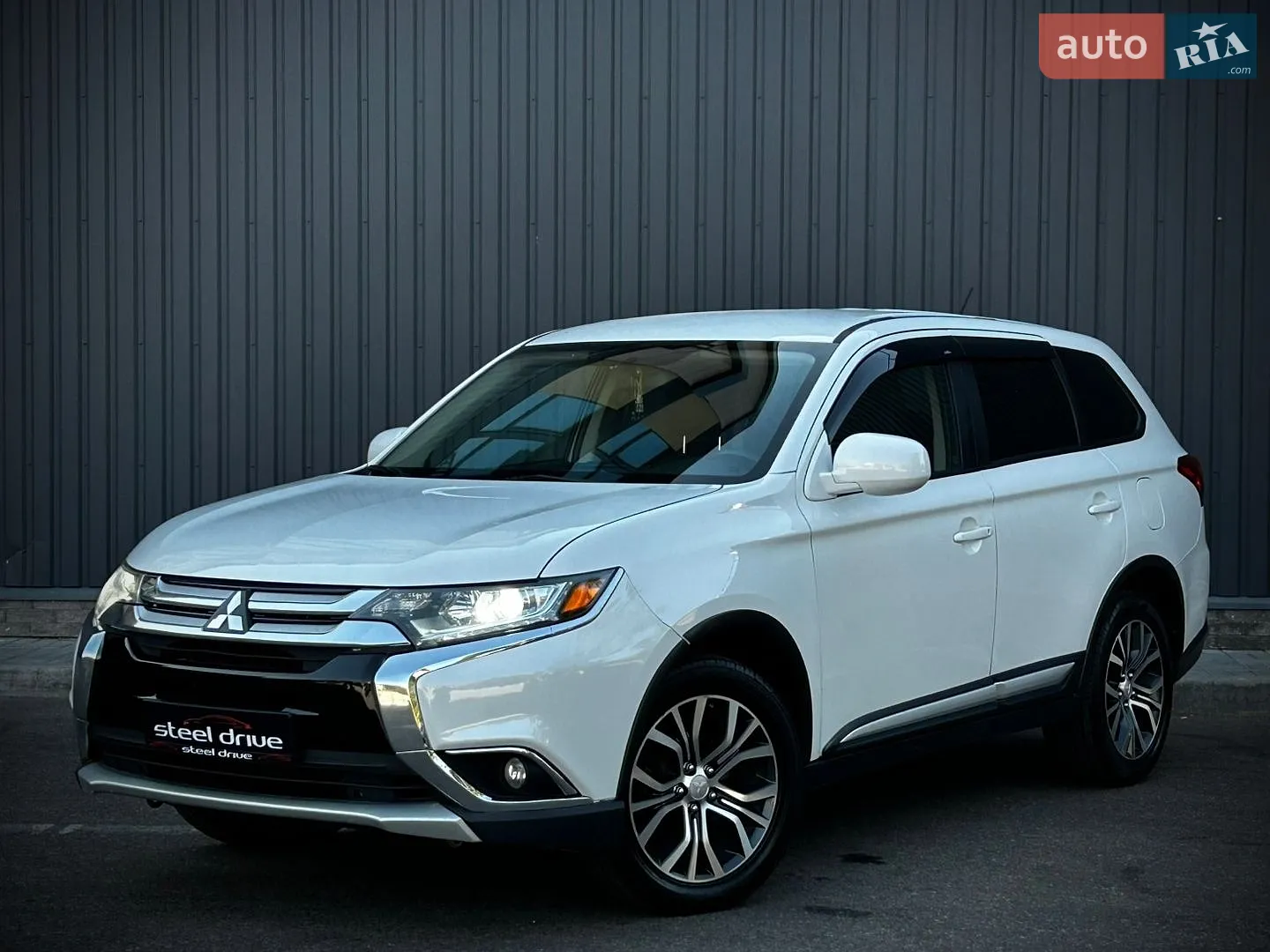 2016 Mitsubishi Outlander - фото 1