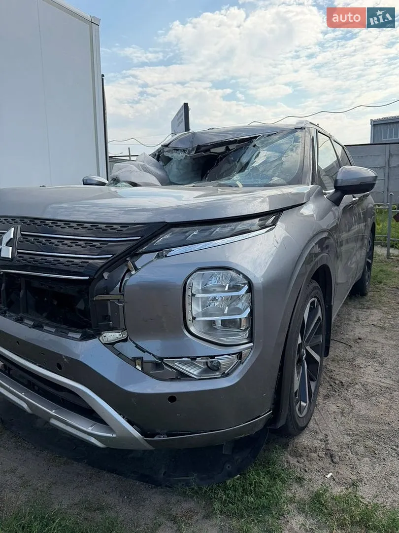 2023 Mitsubishi Outlander - фото 1