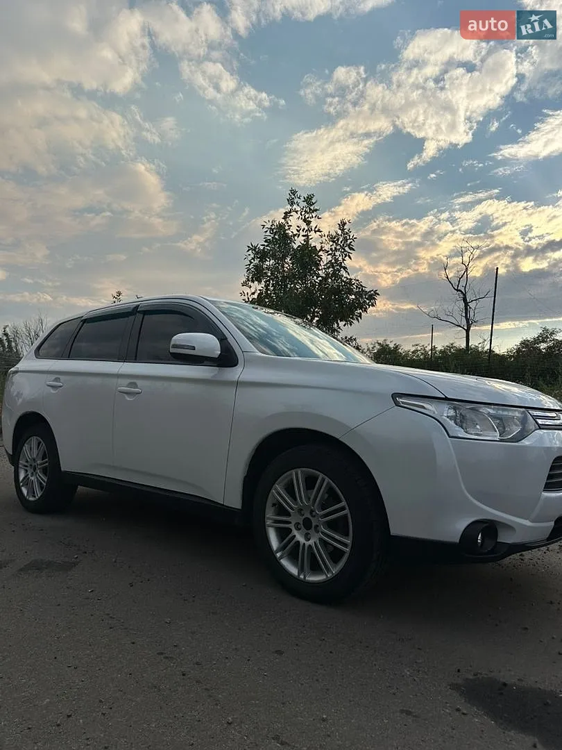 2013 Mitsubishi Outlander - фото 1