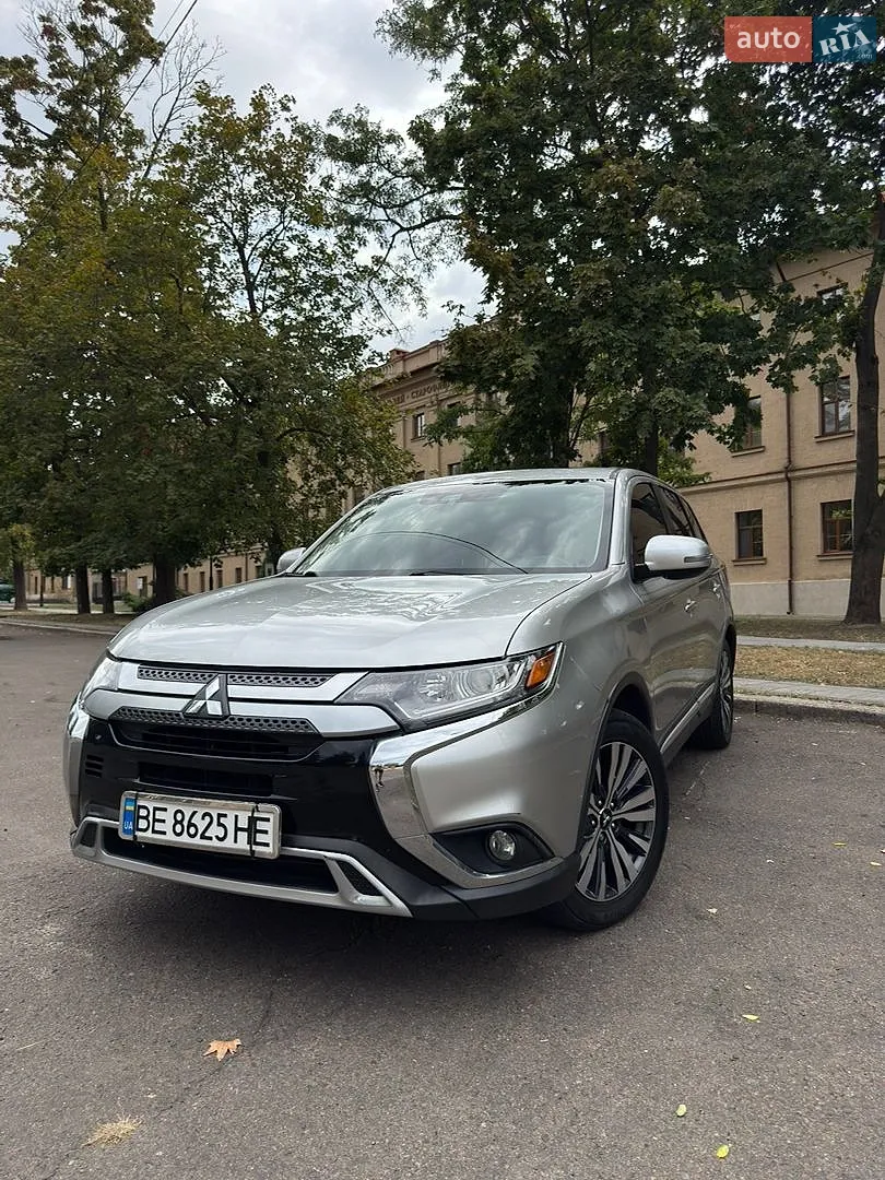 2019 Mitsubishi Outlander - фото 1