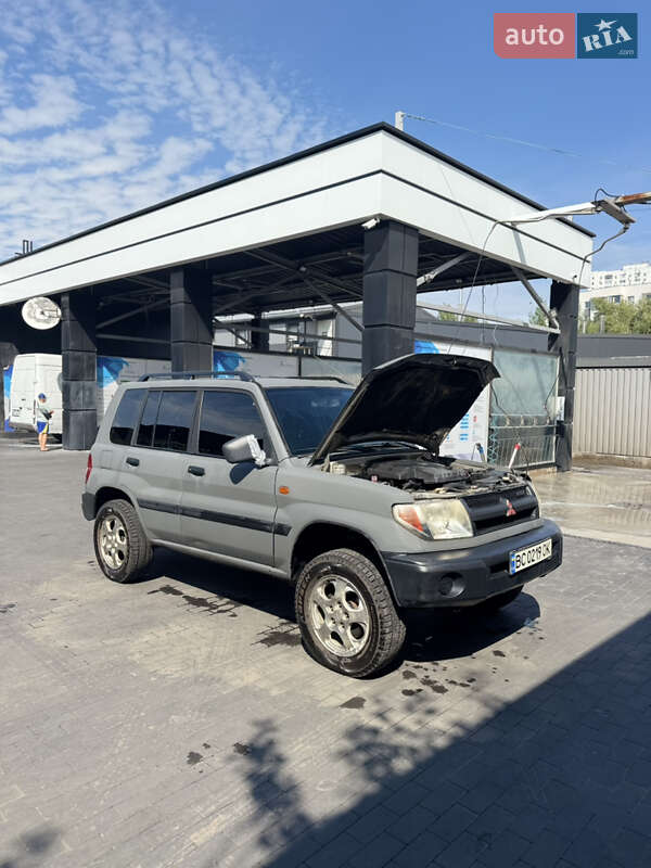 Внедорожник / Кроссовер Mitsubishi Pajero Pinin 2001 в 