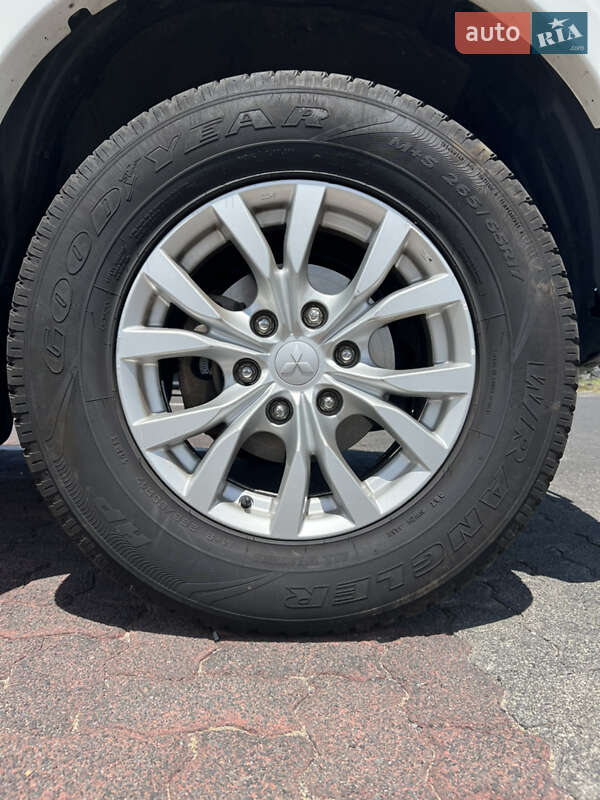 Внедорожник / Кроссовер Mitsubishi Pajero Sport 2013 в Горишних Плавнях