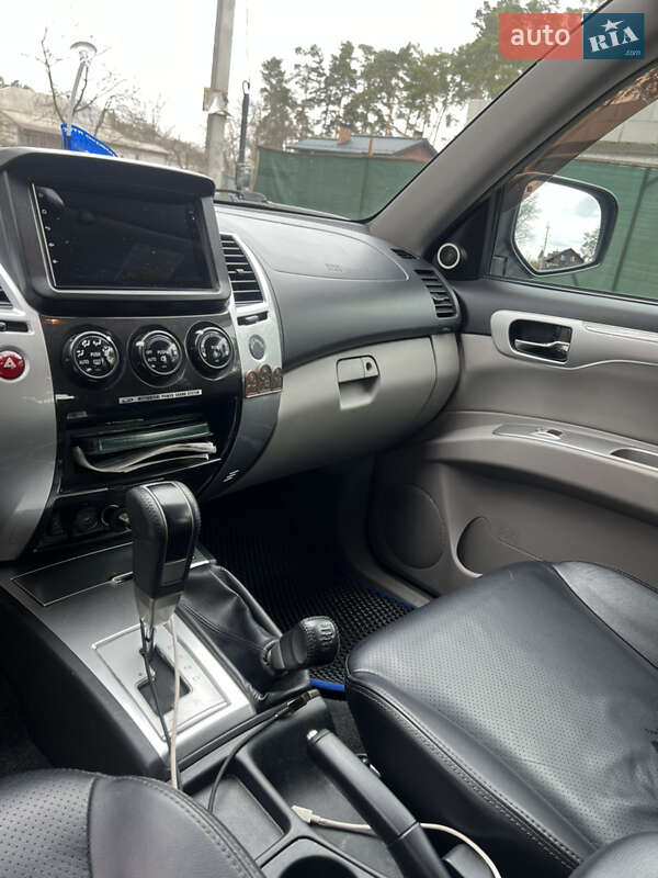 Позашляховик / Кросовер Mitsubishi Pajero Sport 2011 в Києві