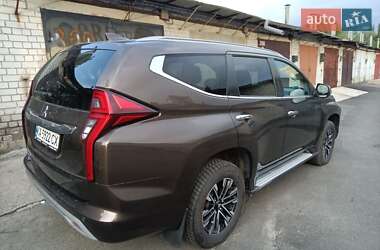 Внедорожник / Кроссовер Mitsubishi Pajero Sport 2021 в 