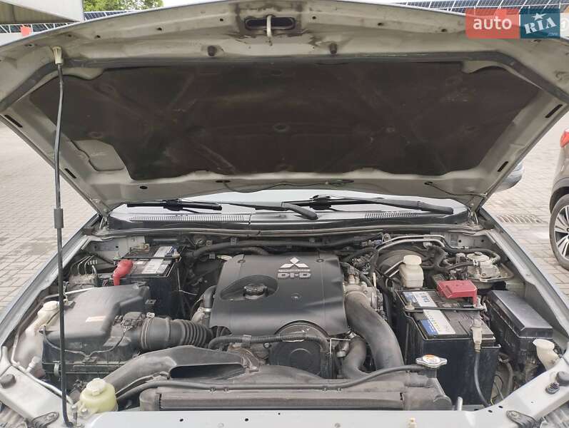 Внедорожник / Кроссовер Mitsubishi Pajero Sport 2014 в Ровно
