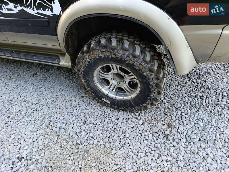 Позашляховик / Кросовер Mitsubishi Pajero Sport 2000 в Сваляві