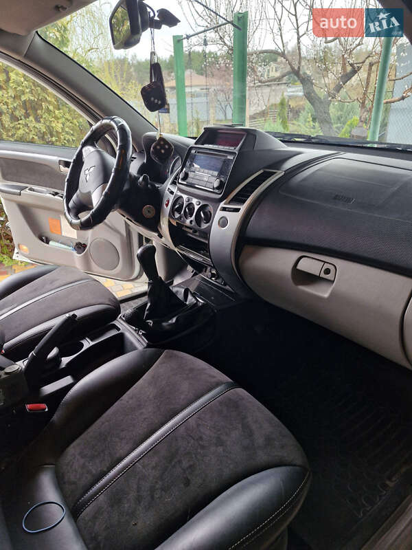 Внедорожник / Кроссовер Mitsubishi Pajero Sport 2014 в Каменском