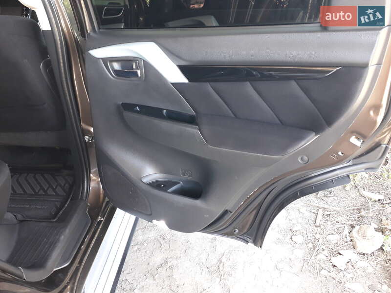 Внедорожник / Кроссовер Mitsubishi Pajero Sport 2016 в Еланце