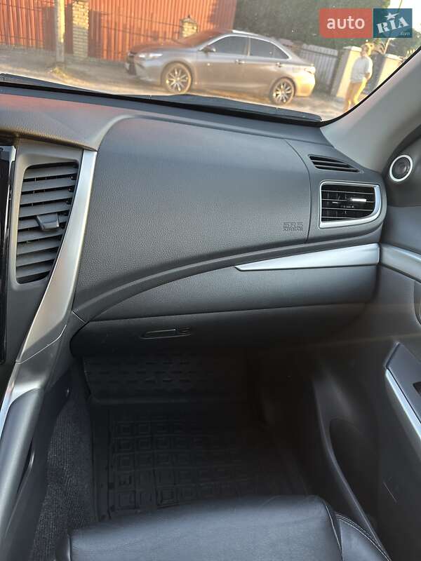 Внедорожник / Кроссовер Mitsubishi Pajero Sport 2018 в Киеве