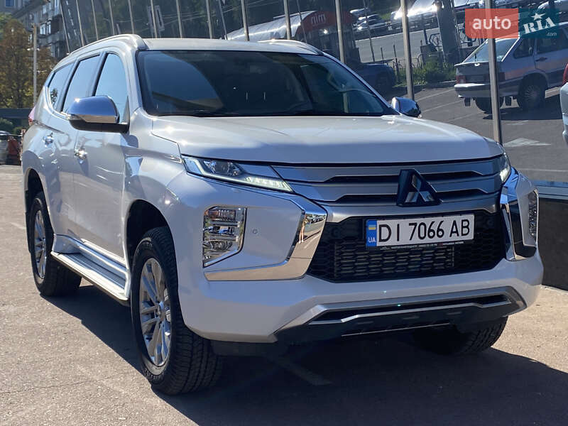 Позашляховик / Кросовер Mitsubishi Pajero Sport 2024 в 