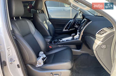 Позашляховик / Кросовер Mitsubishi Pajero Sport 2024 в 