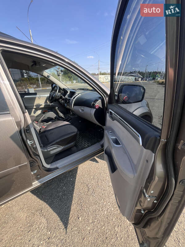 Позашляховик / Кросовер Mitsubishi Pajero Sport 2013 в Ірпені