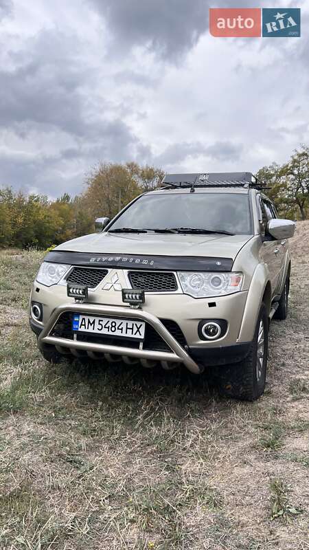 Внедорожник / Кроссовер Mitsubishi Pajero Sport 2010 в  фото Внедорожник / Кроссовер Mitsubishi Pajero Sport 2010 в