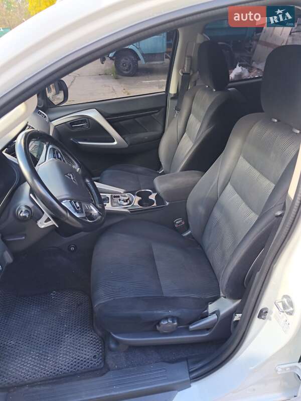 Позашляховик / Кросовер Mitsubishi Pajero Sport 2016 в Києві фото 15 Позашляховик / Кросовер Mitsubishi Pajero Sport 2016 в Києві